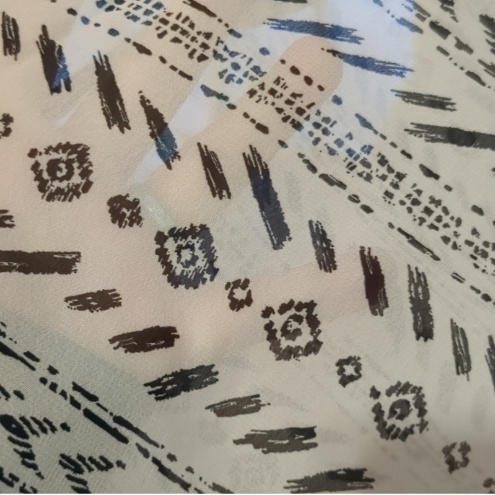 💥4 For $20💥Maurices White and Blue Patterned Blouse Size Small - Picture 5 of 7